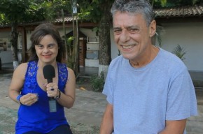 Fernanda Honorato recebe o cantor Chico Buarque no quadro Tietando do Programa Especial da TV Brasil