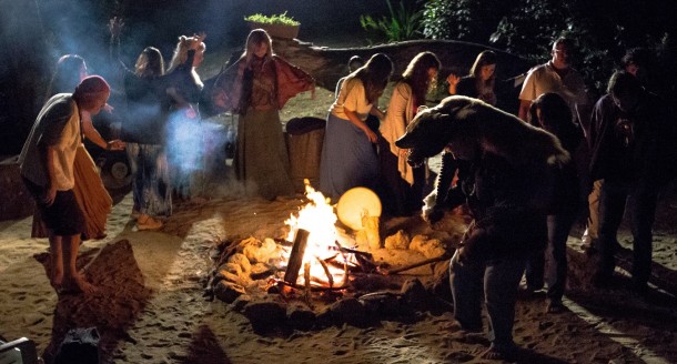Praticantes no ritual do "animal de poder" em volta da fogueira. Rio de Janeiro (RJ). Foto: Luisina López Ferrari