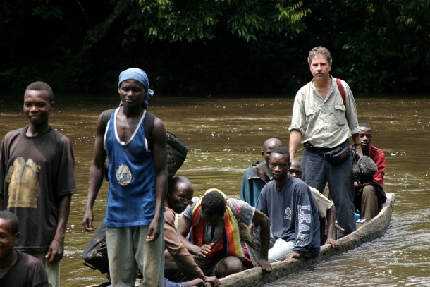O diretor Thierry Michel durante as gravações do longa "Rio Congo – Além da escuridão"