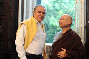 Monge Segyu Rinpoche fala sobre o budismo tibetano com o jornalista Roberto D´Avila