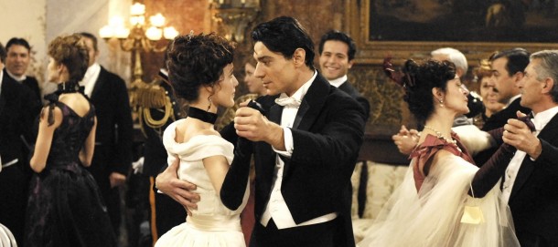 Rossella se encanta com Giuliano Sallustio em uma festa na casa de seu pai Pietro Andrei