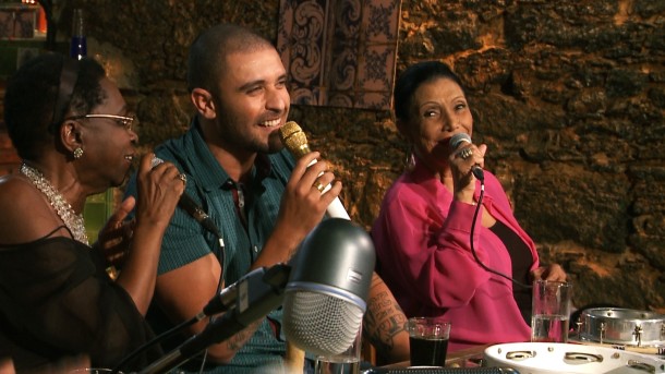 Diogo entre as divas do samba-canção Áurea Martins e Ellen de Lima.