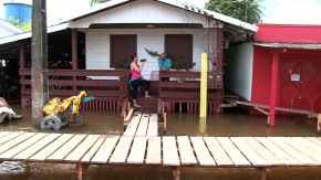 Moradores mostram as dificuldades que enfrentam durante a cheia do Rio Amazonas