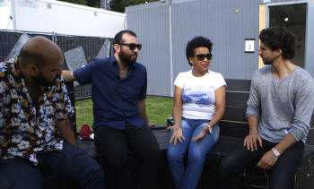 Maurício Pacheco conversa com integrantes da banda brasileira Metá Metá, que se apresentou na edição passada do Festival.