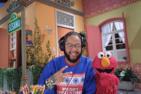 Elmo e o rapper Emicida na série Sésamo