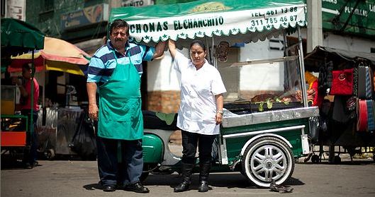 José e Nora vendem leitoas em Medellín, Colômbia.