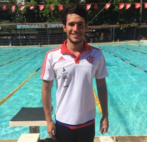 Jovem nadador busca vaga nas competições de 2016 no Rio.