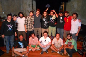 Músicos da cena cultural paranaense com os apresentadores do Segue o Som no Teatro Paiol