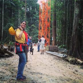 A apresentadora Barbarah Israel mostra as instalações da Torre ATTO no Nova Amazônia