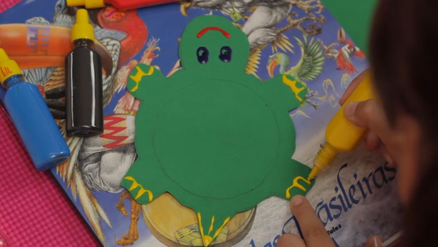 Zi faz uma tartaruga usando pedaço de E.V.A. e cola colorida