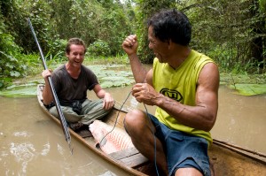 Amazônia com Bruce Parry - Bruce pescando