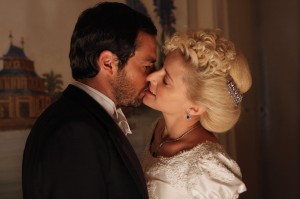 Ann e Luís Bernardo se beijam