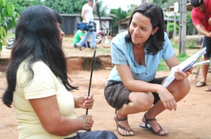 Maiá Prado com os índios da etnia Suruí Paiter, em Rondônia