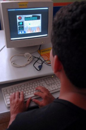 A correta posição do teclado e da postura é fundamental para  quem trabalha com computador. Foto: Marcello Casal Jr/ABr