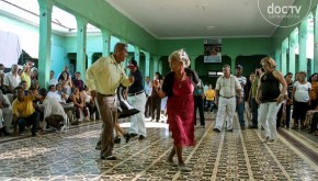 O casal Inés e Domingo dançam com estilo