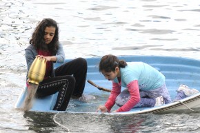 Laura e Soraya afundam o bote acidentalmente