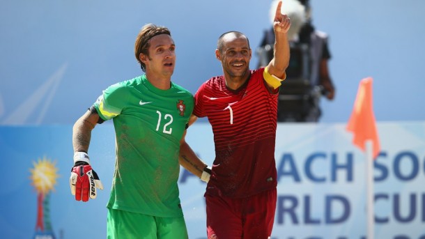 Madjer e o arqueiro do time comemoram mais um triunfo luso (Fifa/Getty image)