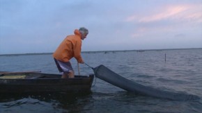 No documentário “À Beira”, os pescadores de Mostardas falam da sua realidade.