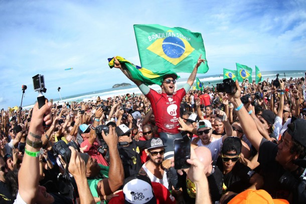Filipe Toledo é carregado pela torcida após conquista histórica no Rio (Foto: WSL / Kelly Cestari)