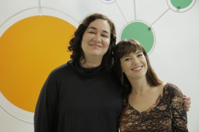 A roteirista Izabella Faya com Natália Lage nos bastidores do Revista