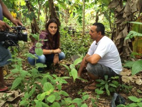 A apresentadora Barbarah Israel planta uma das mudas necessárias para neutralizar as emissões desse episódio do Nova Amazônia