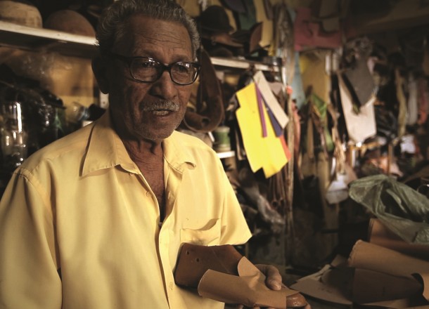 Mestre Espedito Seleiro conta a trajetória do couro no Ceará a partir de sua atividade artesanal