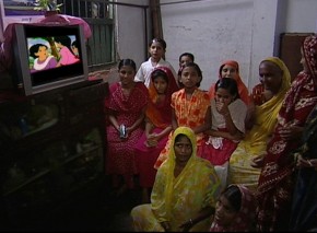 Famílias de Bangladesh acompanham séries locais na TV do país