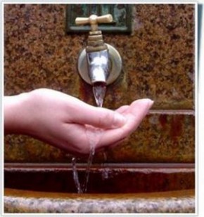 Saiba os mitos e verdades sobre a ingestão de água direto da torneira