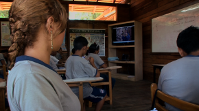Alunos da comunidade do Tumbira assistem aula via ensino mediado tecnológico