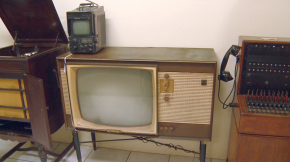 Acervo abriga modelo antigo de aparelho de TV...