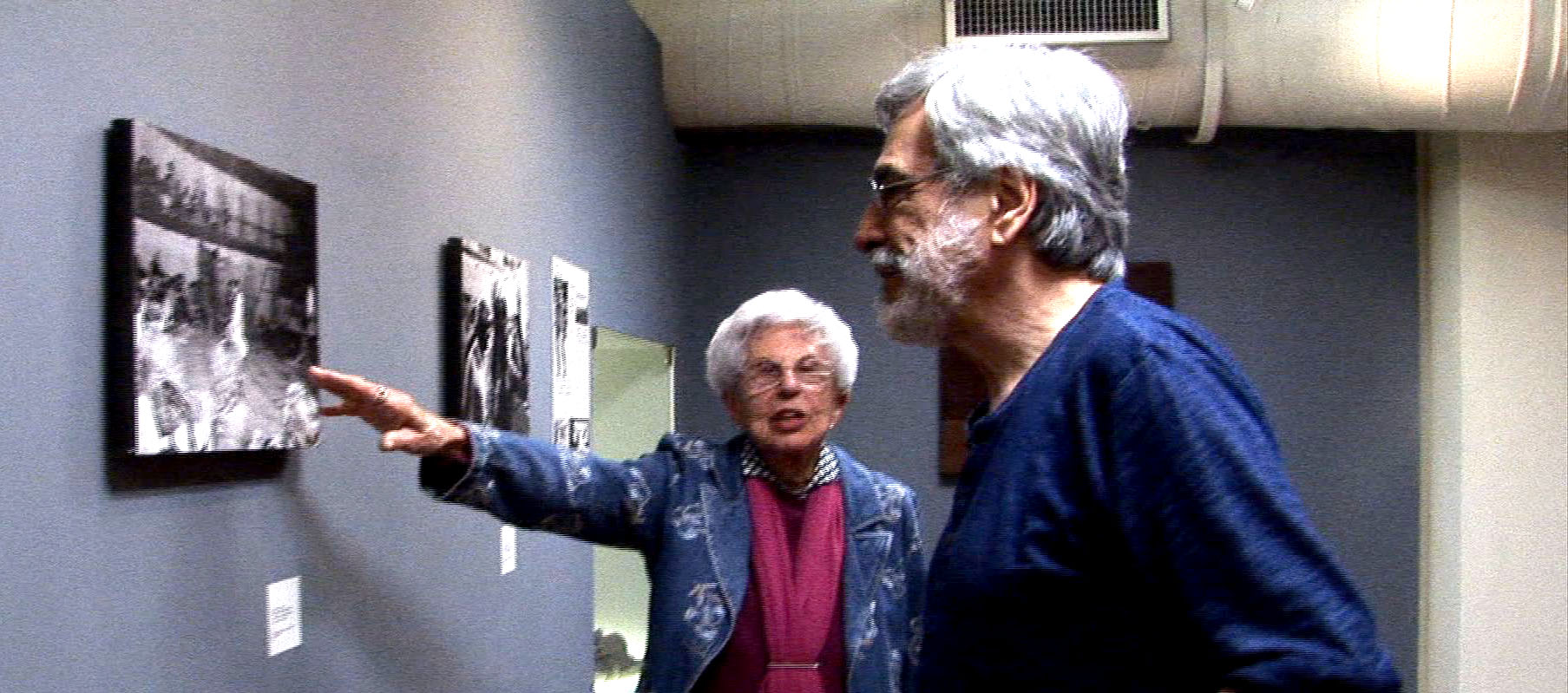 Eva Sophler, a "Dona Eva", apresenta a Aderbal Freire-Filho o memorial que montou.