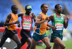 Brasileiro e queniano correm com seus guias na pista de atletismo do Estádio Olímpico (Engenhão). Crédito: Tânia Rêgo/Agência Brasil.