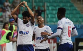 Zé Roberto comemora os gols da vitória do Bahia sobre o Avaí (SC). Crédito Williams Vieira/Bahia
