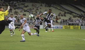 Lance da vitória do Ceará sobre o Bragantino na Arena Castelão. Crédito: Christian Alekson / CearaSC.com