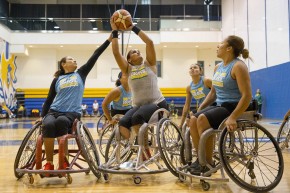 Treino da seleção feminina de basquete em cadeira de rodas. Crédito: Daniel Zappe/MPIX/CPB