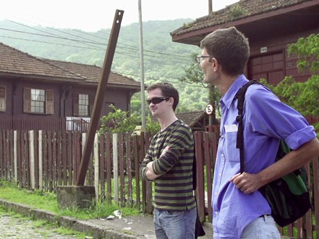 Andy Martin (esq.) e Charles Miller Jr. visitam a Vila de Paranapiacaba, em Santo André (SP).
