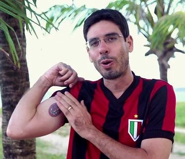 Stefano exibe, com orgulho, a camisa e a tatuagem com o escudo do Milan: "a prova do meu amor pela Itália."