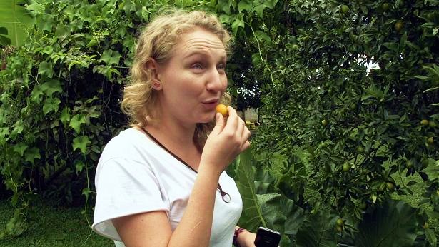 Sasha experimenta uma fruta típica do Brasil em uma comunidade russa de Mato Grosso