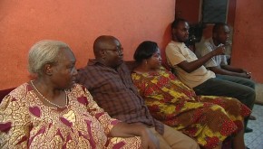 Família de olho na TV de Camarões