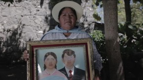 Três personagens viajam por vilarejos peruanos em busca dos restos mortais de seus familiares para realizar um enterro digno.