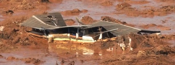 Lama e destruição causados pelo rompimento da barragem em Bento Rodrigues, distrito de Mariana (MG).