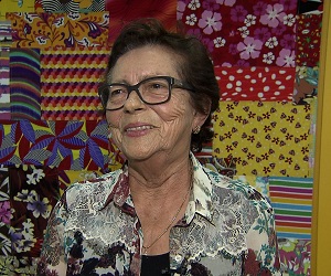 Aos 83 anos, Dona Margarida administra uma das maiores lojas de tecido de Pernambuco.