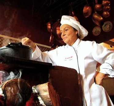 Em Belo Horizonte, a chef Nelsa Trombino prepara seu famoso frango quiabo.