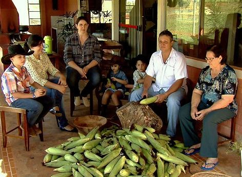 A família Nogueira se reúne toda semana para fazer pamonha com queijo.