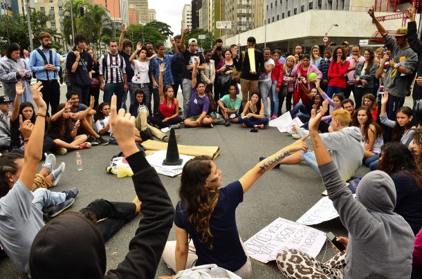 Estudantes se organizam para ocupar escolas e vias públicas com intuito de debater a educação. Crédito: Rovena Rosa/Agência Brasil.
