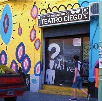 Teatro em Buenos Aires exibe peça "Às Ciegas", em que o público fica totalmente às escuras