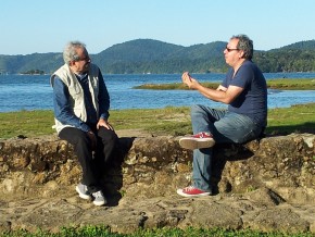 O poeta e editor Carlito Azevedo e Ancelmo Gois, em Paraty