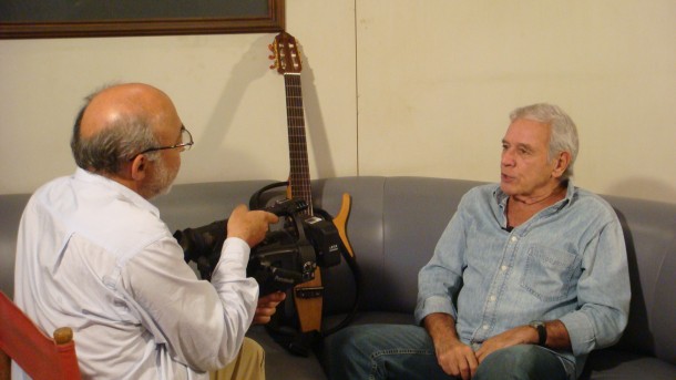 Cineasta João Batista de Andrade entrevista o cantor e compositor Carlos Lyra para a série "Travessia"