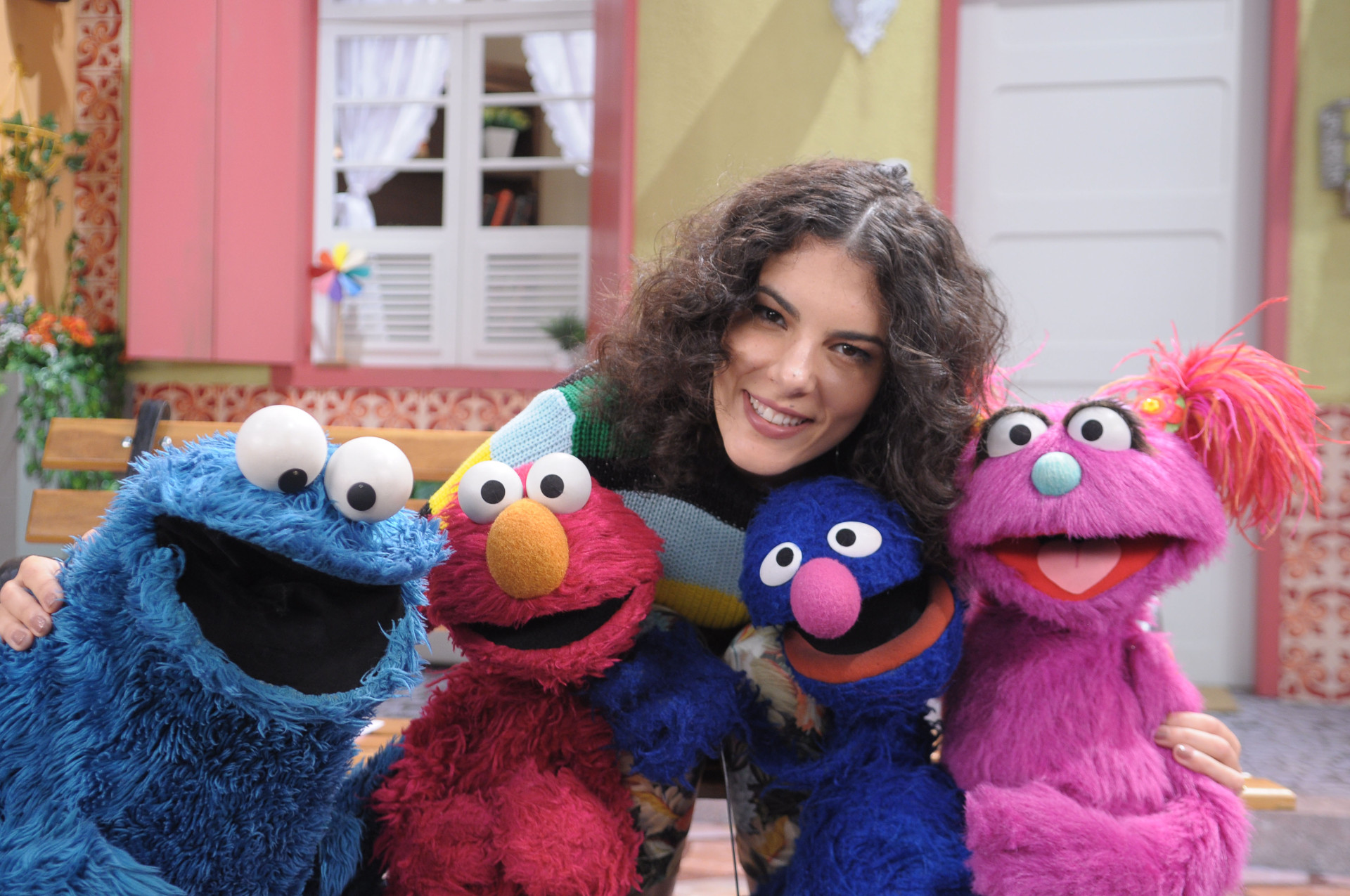 Come-Come, Elmo, Grover, Bel e a cantora Céu
