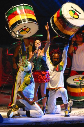 Ritmistas do Olodum e a cantora baiana Daniela Mercury no balanço do samba reggae. Foto: U. Dettmar/ABr